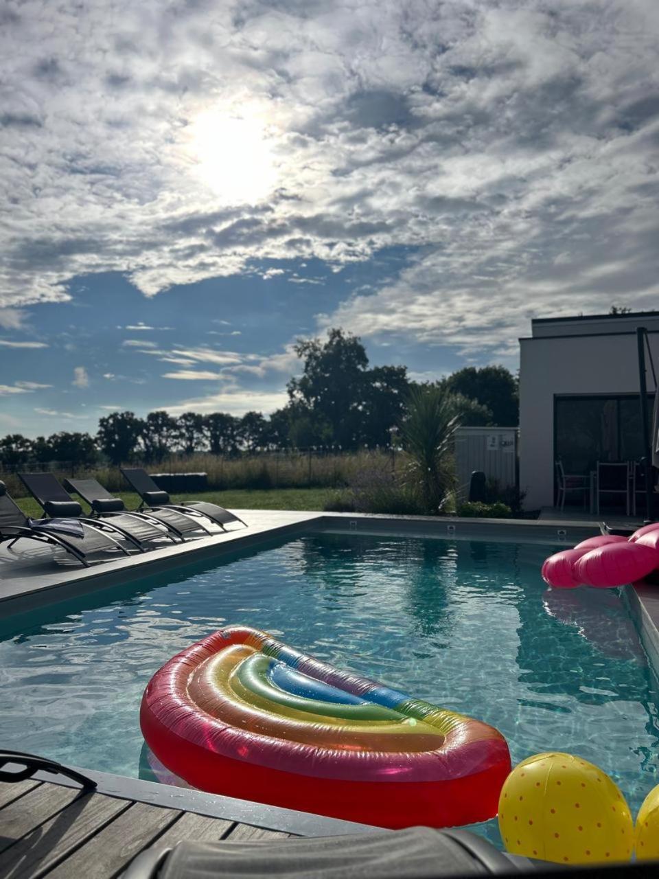 Villa De Groupe Avec Piscine, Jacuzzi Et Vue Nature Pierric Exterior photo